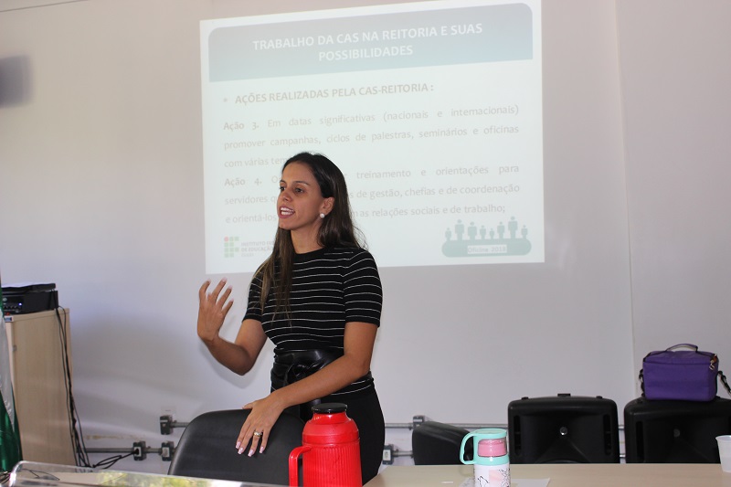 Isabela Pimentel Lemos, psicóloga do Centro de Assistência ao Servidor do IFG, na oficina realizada no Câmpus Aparecida de Goiânia